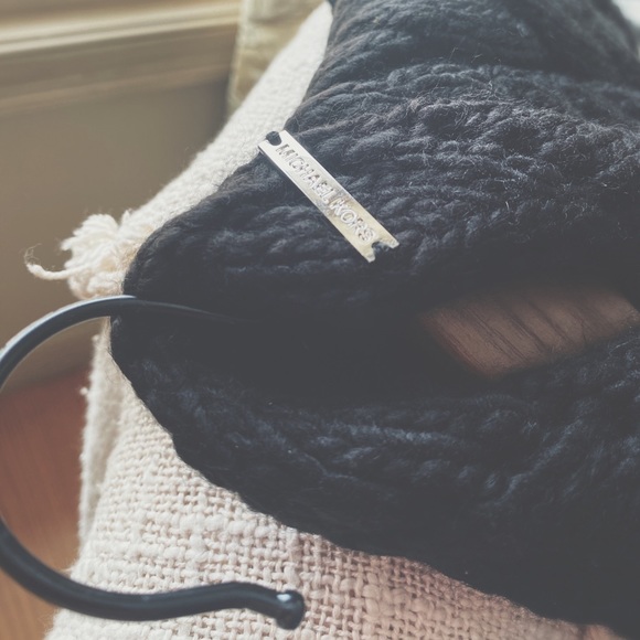 Cable Knit Circle Scarf - Picture 14 of 16